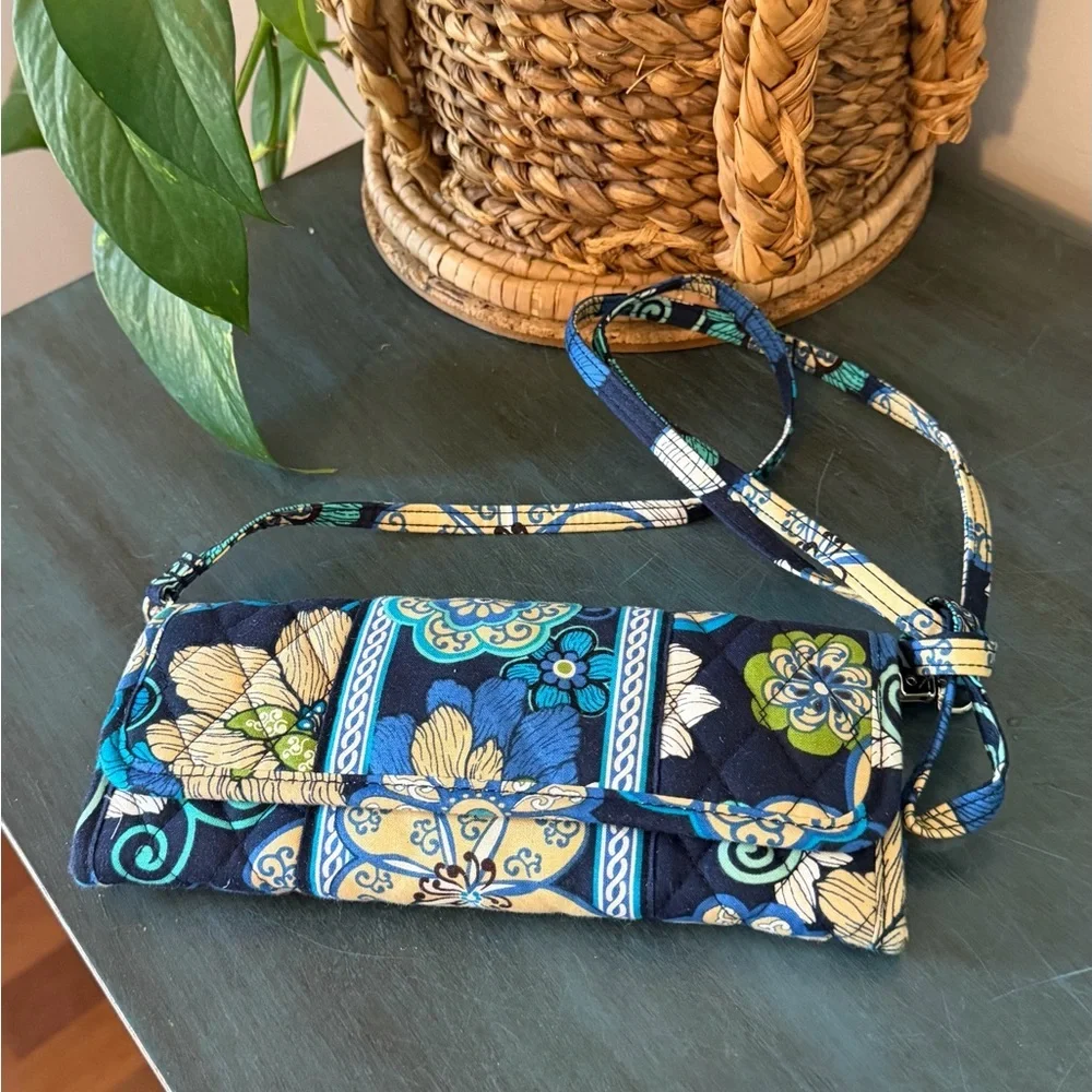 Vera Bradley Retired Mod Floral Blue Small tri-fold Wallet - Picture 1 of 11